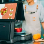 Sistem point of sale digital di toko dengan layar kasir dan produk segar